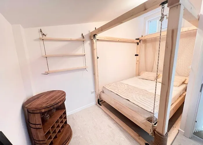 New Yorker 2 Bedroom Apartment *