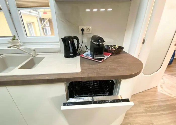New Yorker 2 Bedroom Apartment *