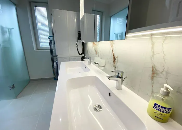 New Yorker 2 Bedroom Apartment